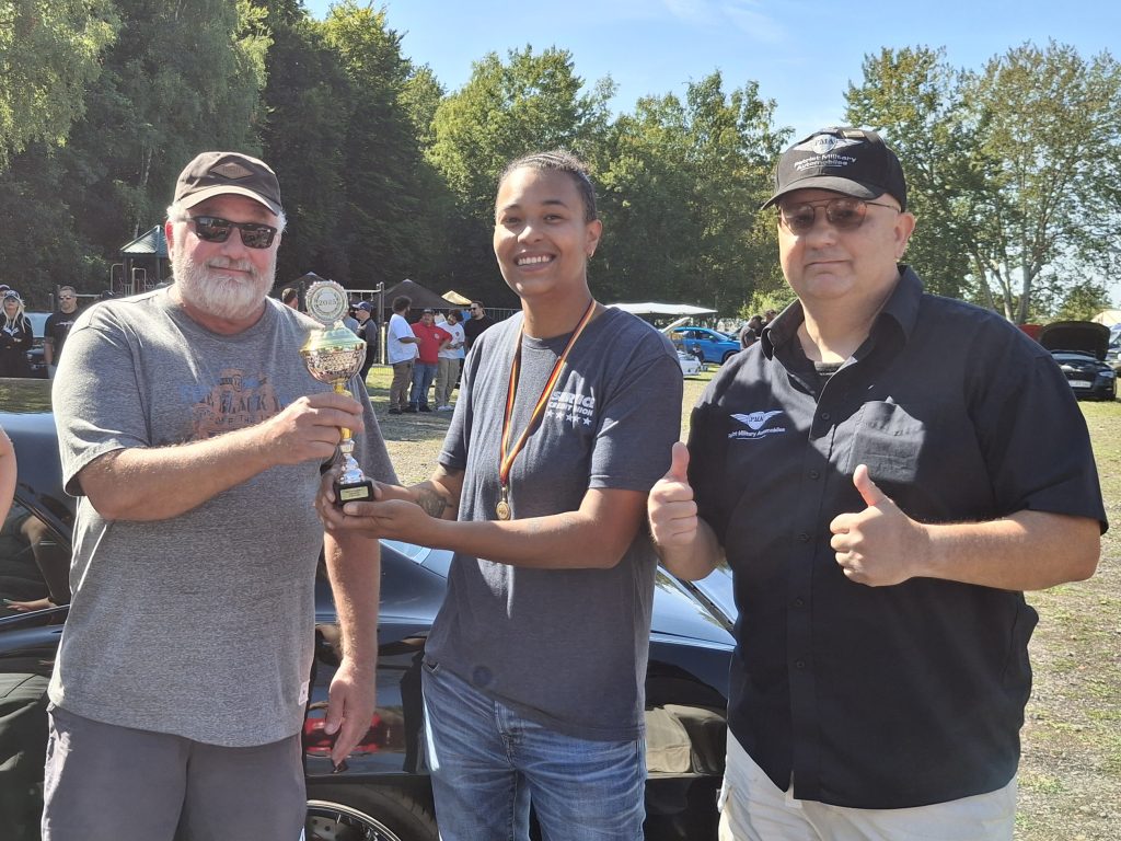 Service CU presents the winning trophy at the End of Summer Car Show in Kaiserslautern.