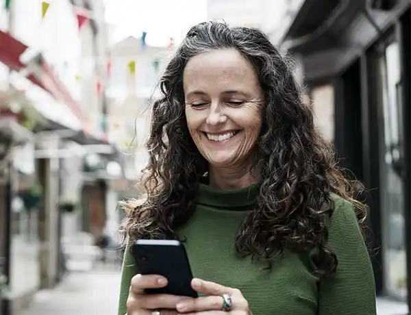 smiling woman using her cellphone